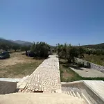 Willa Mani Kamares House