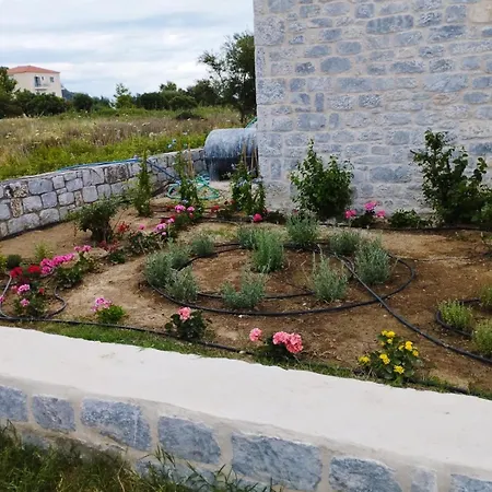 Vila Mani Kamares House *